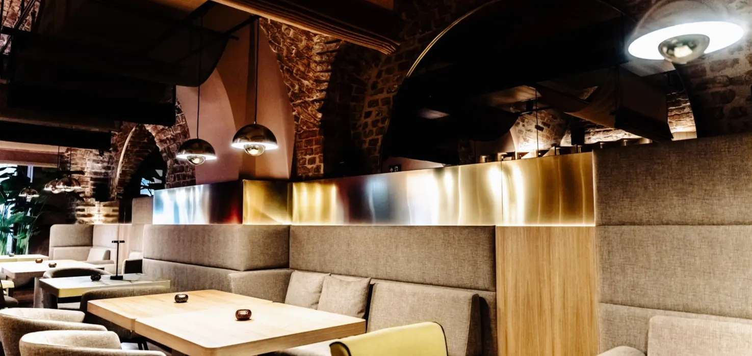 Ciemna sala Belli pod ceglanymi łukami, Rynek 29, Leszno